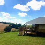 Hebergements Insolites Avec Piscine Au Coeur De La Nature Dans Un Domaine Familial 豪华帐篷
