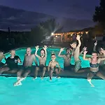 Hebergements Insolites Avec Piscine Au Coeur De La Nature Dans Un Domaine Familial 豪华帐篷