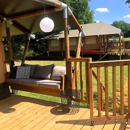 Hebergements Insolites Avec Piscine Au Coeur De La Nature Dans Un Domaine Familial *