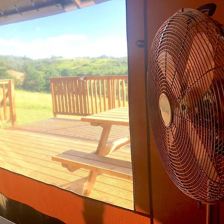 Hebergements Insolites Avec Piscine Au Coeur De La Nature Dans Un Domaine Familial 豪华帐篷